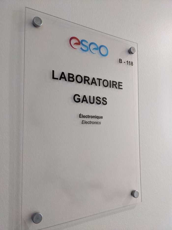 Plaque de salle de cours. Avec écrit « ESEO Laboratatoire Gauss electronique »